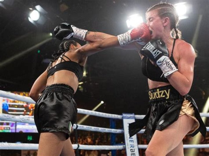 
Boxer Ashleigh Sims Fight With Shanell Dargan Before Her Match With Jessica Adams 