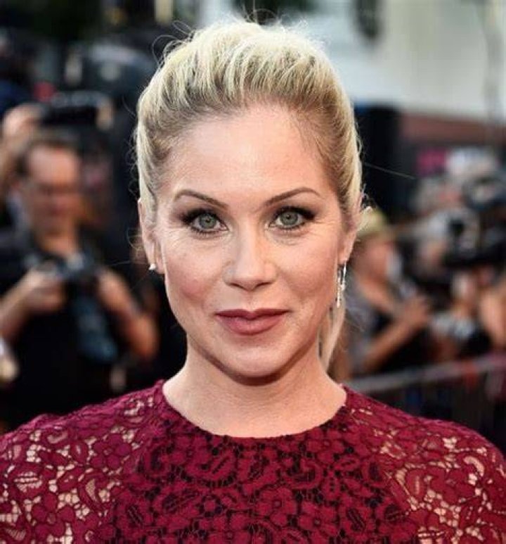 Christina Applegate Height, Weight, Net Worth, Age, Birthday, Wikipedia, Who, Nationality, Biography