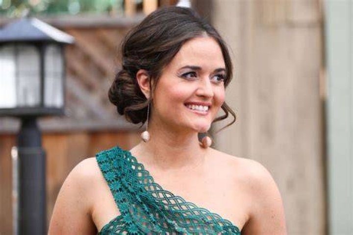 
Danica McKellar Explains Why She Stopped Acting to Be a Mathematician 