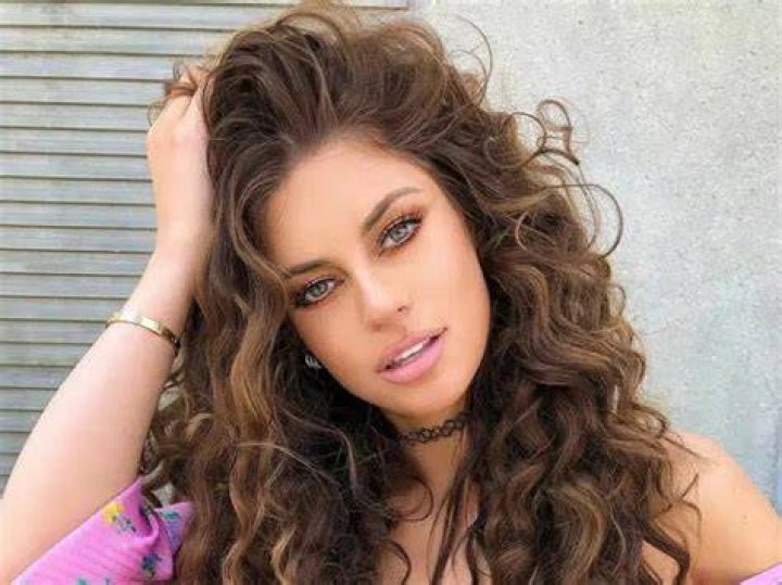 Hannah Stocking Age Wikipedia Biography, Net Worth, Dating, Boyfriend