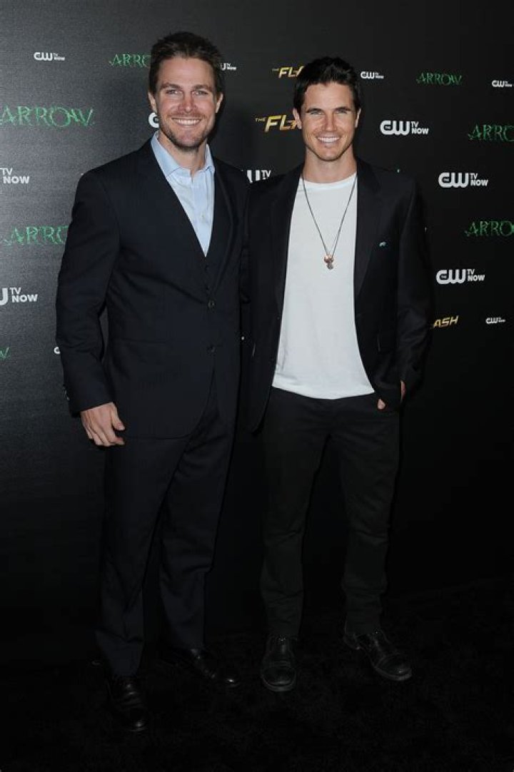 
How tall is Robbie Amell? Height of Stephen Amell’s cousin, Wiki 
