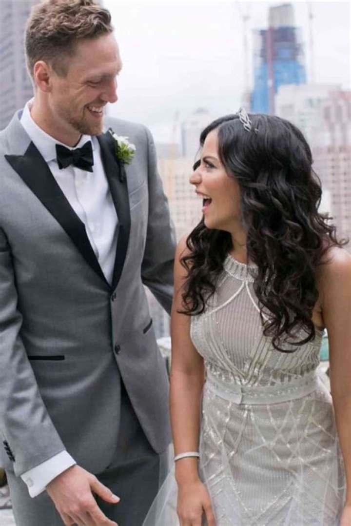 
Hunter Pence is Married to Wife: Alexis Pence. 