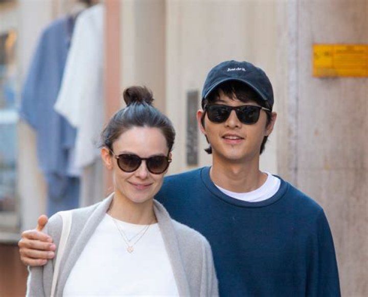 
“I felt angry”: Song Joong-ki confesses certain rumors about wife Katy Louise Saunders angered him 