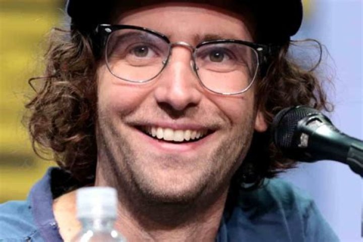 
Is Kyle Mooney married to wife? Or Dating a Girlfriend? 