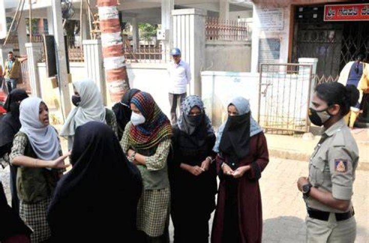 
K’taka govt order on hijab a death knell for students’ secular education: Petitioners to SC (Ld) 