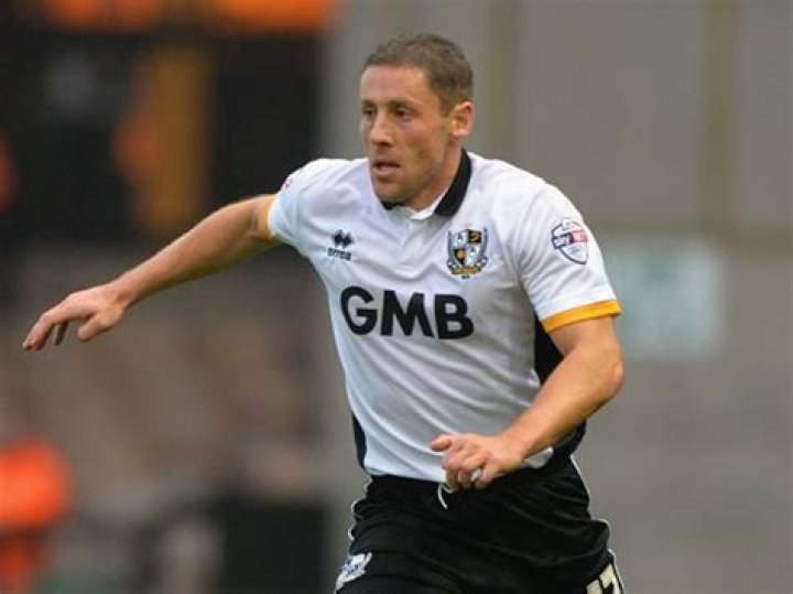 Michael Brown (footballer, born 1977)’s biography, net worth, fact, career, awards and life story