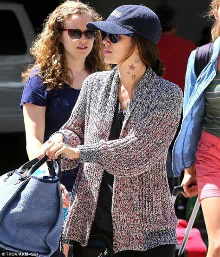 Rachel Bilson: Fiancé, net worth, tattoos, smoking & body measurements