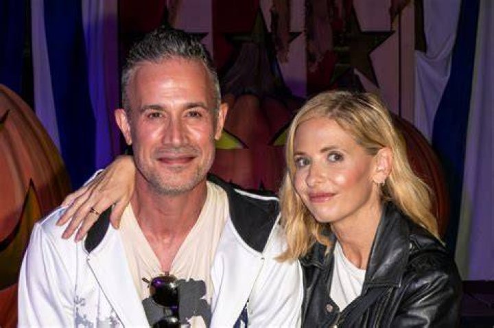
Sarah Michelle Gellar Roasts Howard Stern Again For Predicting Her Marriage With Freddie Prinze Jr. Wouldn’t Last 