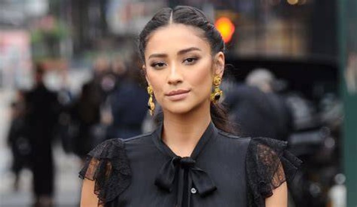 Shay Mitchell Net Worth, Income, Salary, Earnings, Biography