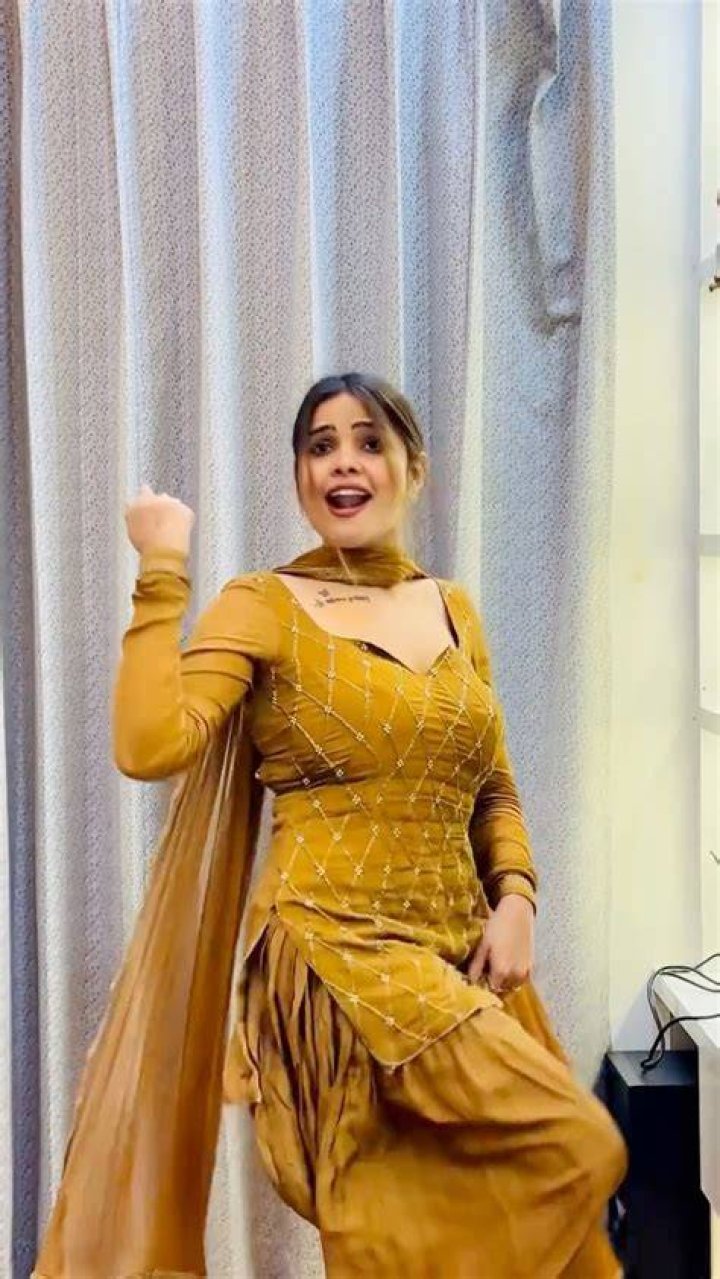 
The Haryanvi Dancer video by Amisha Chauhan has gone viral. 