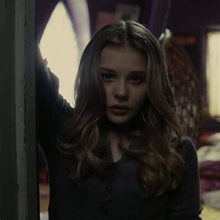 
Who Plays Chloe In The Dark? How Old is Chloe In The Dark? 