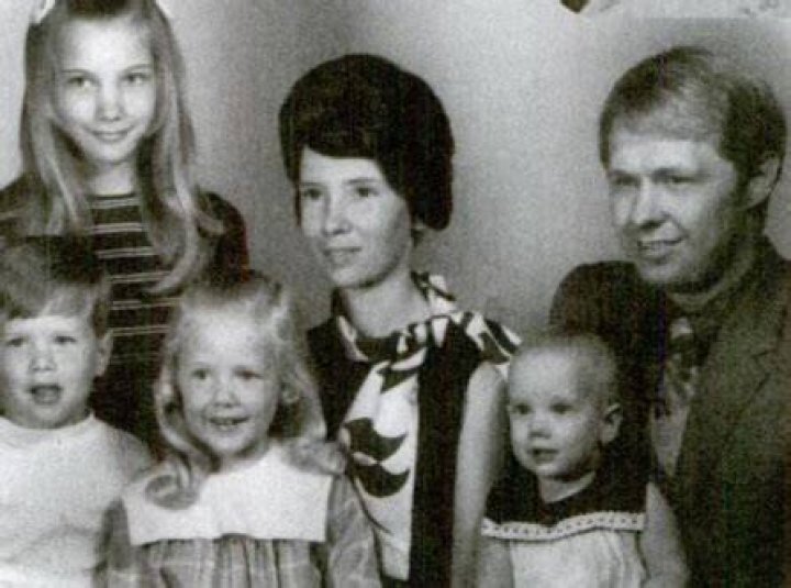 
Who Was Anne Heche Father Donald Joe Heche and How Did He Die? A Look At The Actresses’ Terrible Past As She Fights For Life 